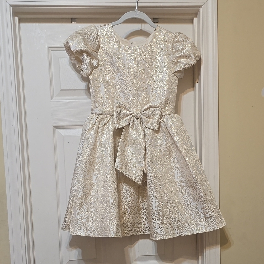 Rare Editions Cream Formal Dress with Timeless Elegance